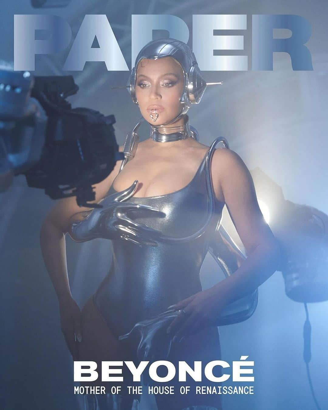 Hugo Glossのインスタグラム：「O mundo é todinho dela! Nossa rainha @beyonce estampou não uma, mas DUAS capas da @papermagazine e surgiu poderosa e entregando looks! A edição conta com um "diário de turnê" especial, que narra a influência da cultura preta e queer na #RenaissanceWorldTour. A publicação também destaca como o projeto homenageia "uncle Johnny", tio de Beyoncé que faleceu quando ela tinha 17 anos, devido a complicações causadas pelo vírus HIV. ESSA MULHER É PERFEITA! 🗣️ (📸: @papermagazine; @mason.poole)」