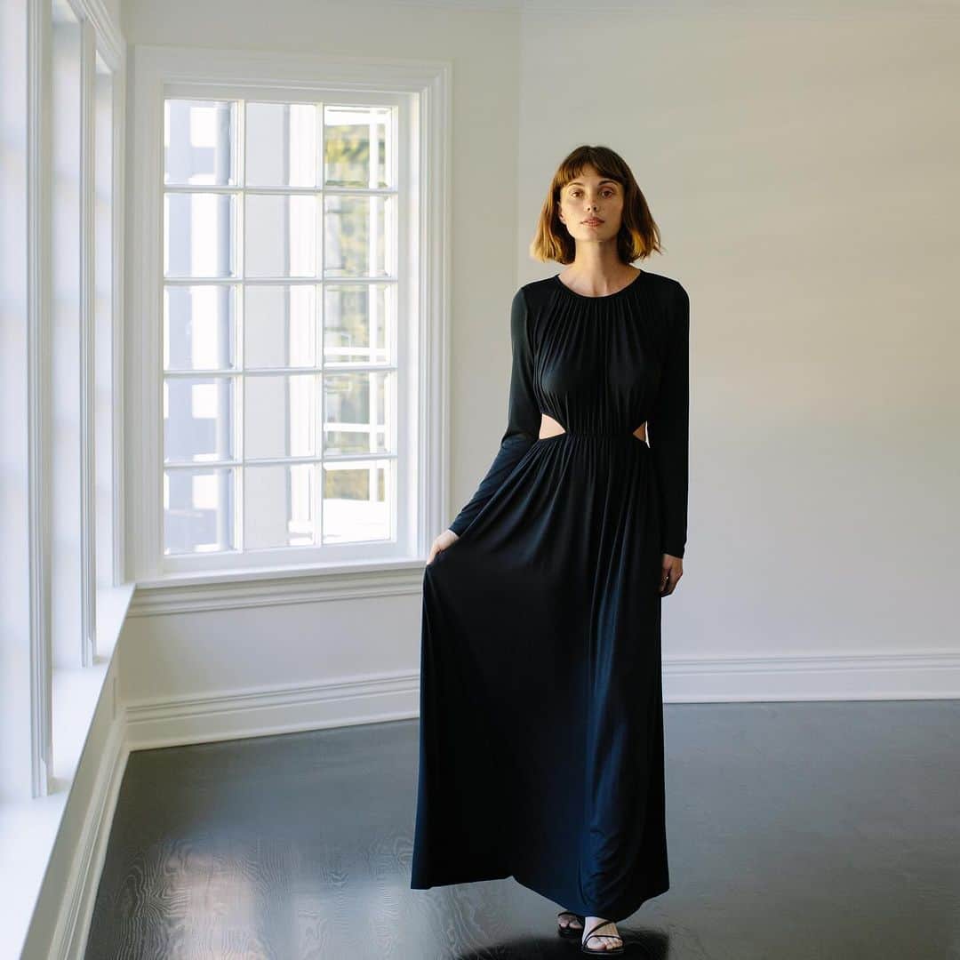 レイチェルパリーのインスタグラム：「Your perfect Holiday party dress.」