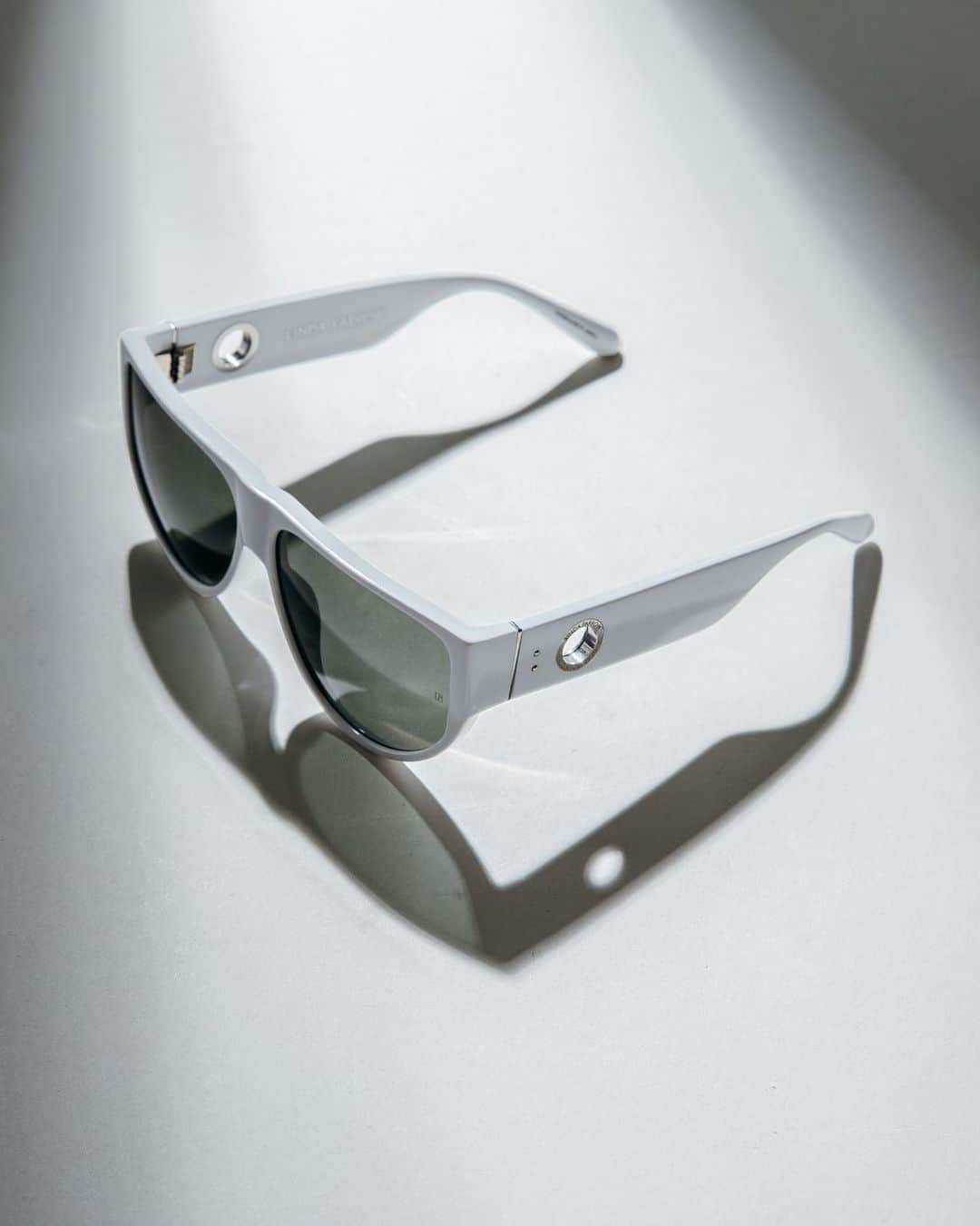 リンダ ファローのインスタグラム：「❄️   The ELODIE premieres in new winter white colour-way.   Crafted from Italian acetate with new white gold circular emblem, accessible with any #LINDAFARROW eyewear chain.   Discover the festive collection and gifting accessories at lindafarrow.com.」