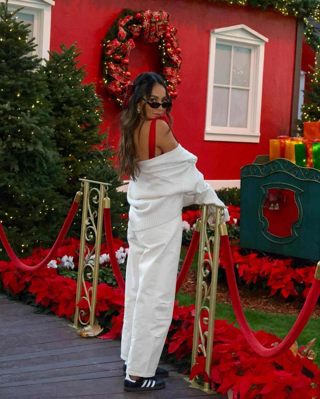 ジュリー・サリニャーナさんのインスタグラム写真 - (ジュリー・サリニャーナInstagram)「Holiday party ready with @victoriassecret! Love this satin corset for all my holiday festivities! 🎄❤️🎁 #VSPartner   shop 20% off + free shipping at VS this season with VSJULIE」12月2日 2時19分 - sincerelyjules