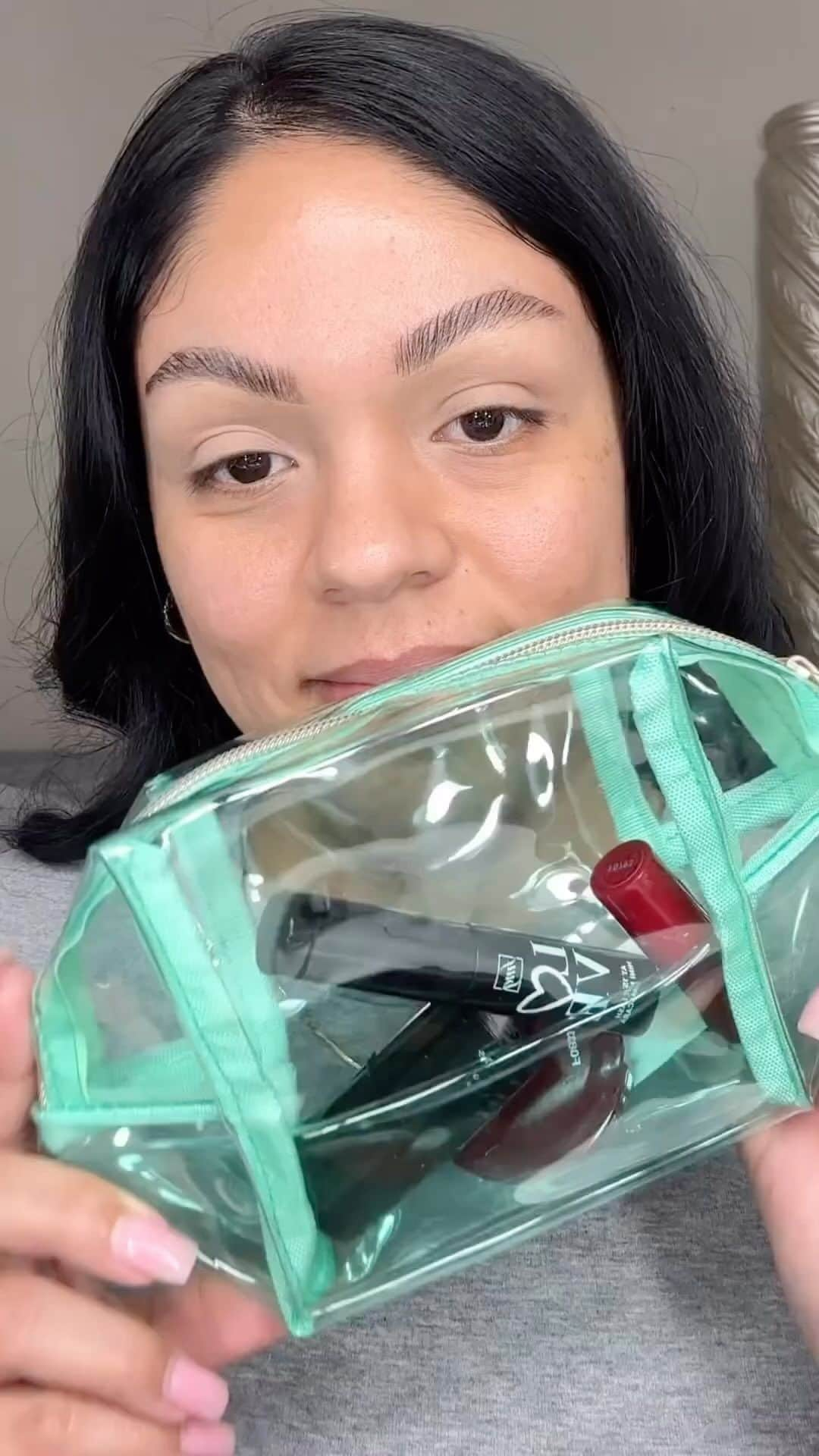 エイボンのインスタグラム：「Get a full look with one holiday set! ✨🎄🤩  Shop the fmg Mini Makeup Essentials Kit during the Cyber Week event happening NOW!  @sandyyyrobles  #giftguide #beautygift #avoninsider」