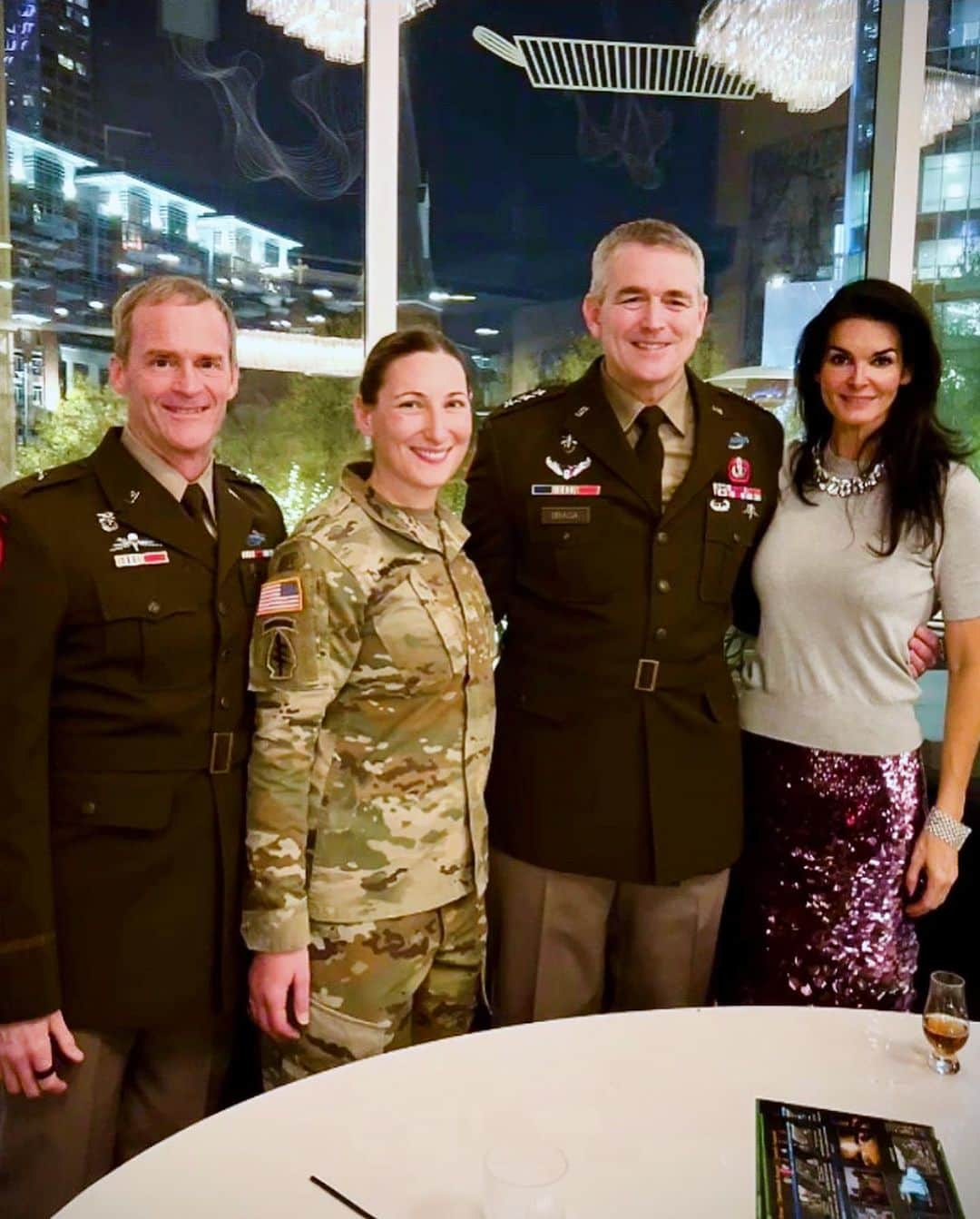 アンジー・ハーモンさんのインスタグラム写真 - (アンジー・ハーモンInstagram)「So humbled & honored to spend an evening with Lt. General Braga from our Special Ops division. Thank you to  UBack Events, Melissa Bodford & Carrie Frank for this amazing event  supporting our Green Berets Foundation!   #blessed #grateful #specialops #army」12月2日 2時23分 - angieharmon