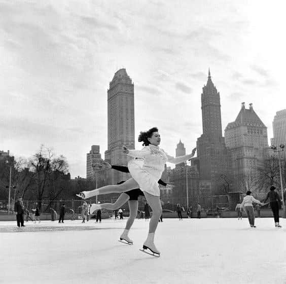 オリバーピープルズのインスタグラム：「Skating in Central Park, 1954. #OPInspiration⁠ Photo: Sam Falk」