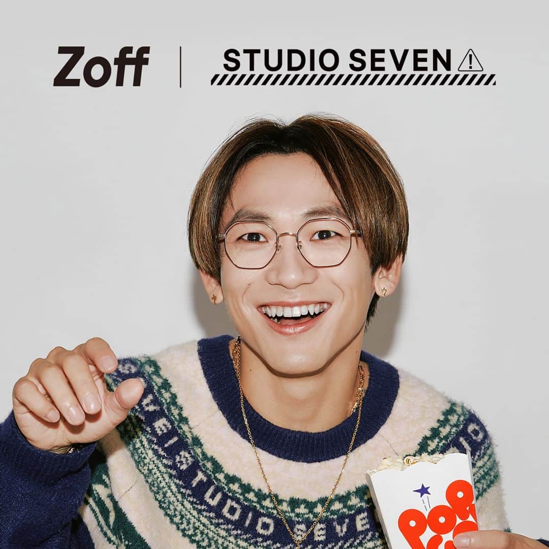 Zoff Officialのインスタグラム：「「Zoff｜STUDIO SEVEN」Zoff全店にて発売中！  EXILE NAOTOが手掛けるブランド「STUDIO SEVEN」と初めてコラボレーションしたアイウェアコレクション   着用商品　  ZF233012_14E1 　¥13,300（税込・セットレンズ代込）  トレンド感ある佇まいの多角形のビッグシェイプ。カジュアルスタイルにはかけるだけでアクセントに！  リムに型抜きを施して「7」を表現し、テンプル（つる）の先のブランドロゴはレーザー彫りで施しました。  多角形のビックシェイプ、チタン素材、ブランドロゴのオーロラプリント（特殊印刷）が、現代トレンド期を表すポイント。   【商品名】  Zoff｜STUDIO SEVEN   【種類】 ｜全53種類（メガネ10型30種類、サングラス7型16種類、雑貨6種類、外部ECモール限定SPECIAL SET）   ※オリジナルメガネケース・メガネ拭き（メガネ・サングラス購入時）   価格（税込） ｜メガネ：￥11,100・￥13,300（セットレンズ代込）／サングラス：￥8,800・￥11,100   ／雑貨：メガネ拭き￥900、グラスコード￥2,100、メガネケース￥2,400   取扱店舗 ｜Zoff店舗、Zoff公式オンラインストア、Zoff 楽天市場店、Zoff 楽天ファッション店、Zoff i Lumine店、Zoff ZOZOTOWN店、Zoff Amazon店      「Zoff｜STUDIO SEVEN」のメガネ・サングラス購入者を対象に「Zoff｜STUDIO SEVEN 購入者限定Wキャンペーン」を2023年11月16日（木）から12月24日（日）の期間開催します。合計1万名様にオリジナルステッカー、抽選でサイン入りポスターやオリジナルTシャツが当たるキャンペーンです。    #zoff_studioseven をつけてコラボアイウェアを投稿すると当選確率があがるかも！？　詳しくは特設ぺージへ。      @seven.official #zoff_studioseven       #zoff #studioseven #exilenaoto #naoto #ゾフ #メガネ #サングラス #メガネ男子 #メガネ女子 #ファッション #コーディネート #コーデ  #メガネコーデ  #メガネファッション #秋冬awコーデ #サングラスコーデ  #伊達メガネコーデ #ダテメガネ #ootd #fashion #glasses #eyewear #sunglasses #eyewearstyle #eyewearfashion #eyewearcollection  #fashionglasses #styling」