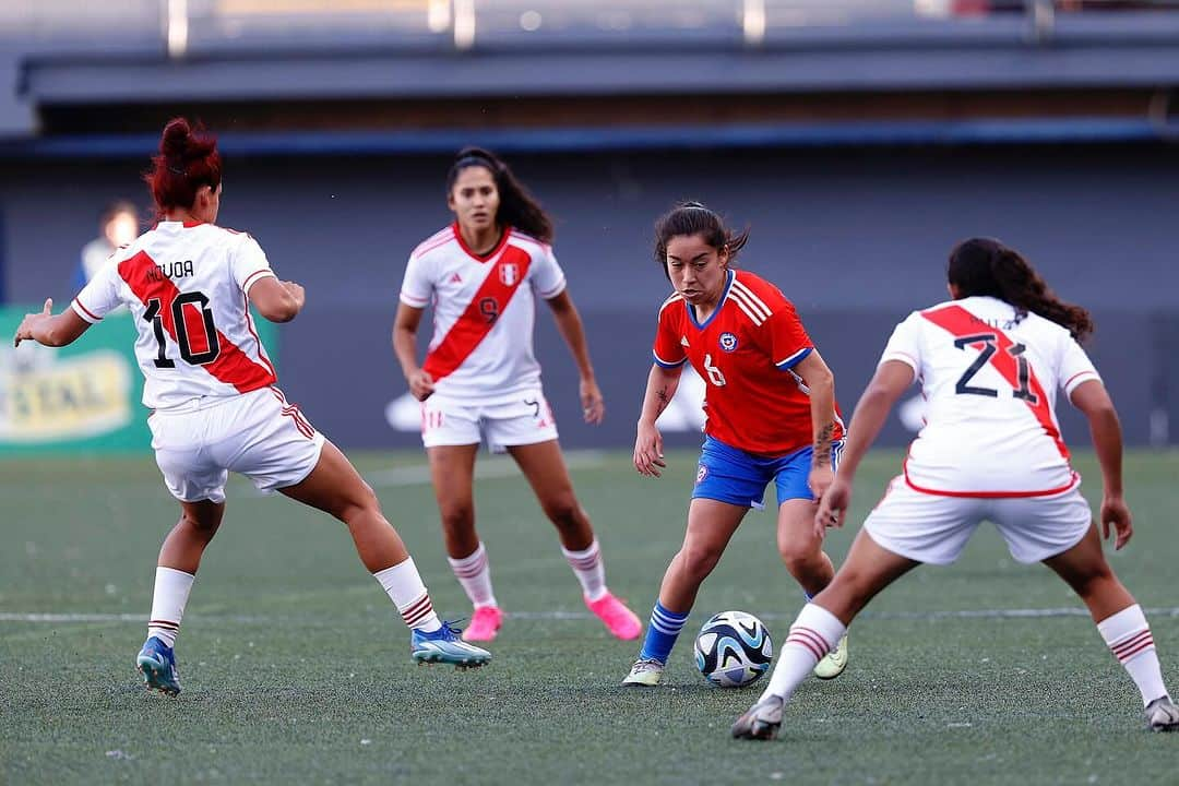 サッカーチリ代表チームさんのインスタグラム写真 - (サッカーチリ代表チームInstagram)「¡Entretiempo en el 🏟️ Bicentenario de La Florida!   #LaRojaFemenina 🇨🇱 iguala sin goles ante Perú 🇵🇪.  #SomosLaRoja #SoyLaRoja」12月2日 7時54分 - laroja