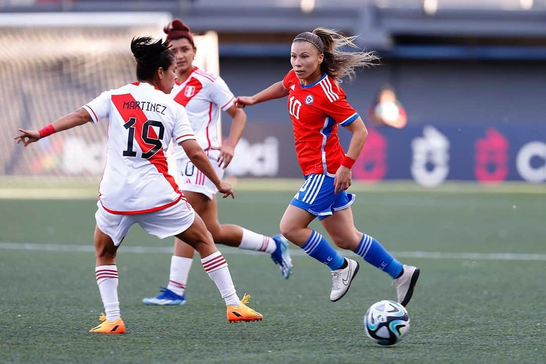 サッカーチリ代表チームのインスタグラム：「¡Entretiempo en el 🏟️ Bicentenario de La Florida!   #LaRojaFemenina 🇨🇱 iguala sin goles ante Perú 🇵🇪.  #SomosLaRoja #SoyLaRoja」