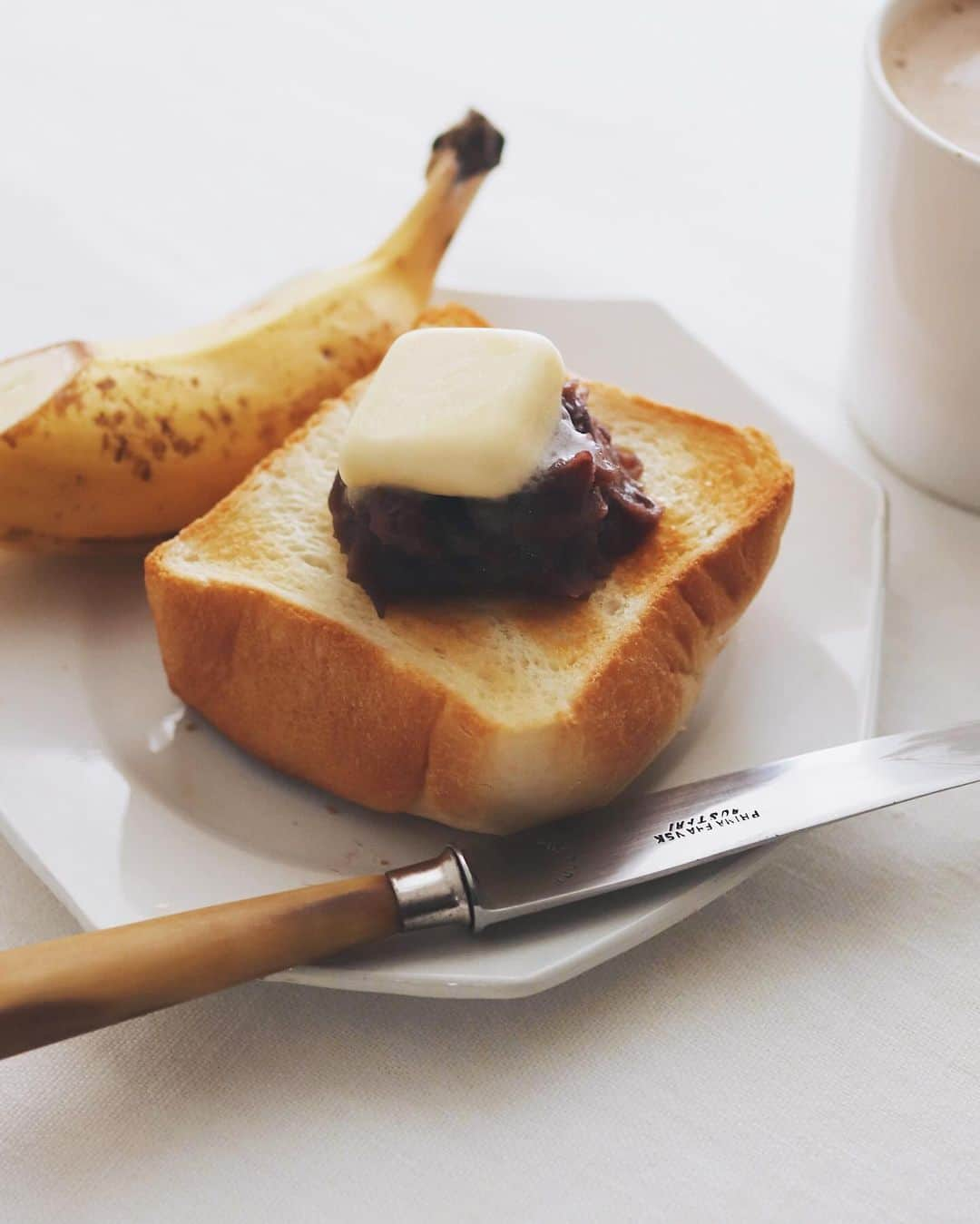 樋口正樹さんのインスタグラム写真 - (樋口正樹Instagram)「anko butter toast  昨日炊いたあんこを使って 今朝はあんバタートースト、 バナナの半分とカフェオレ。  今回のあん、砂糖の半量を 松本の山屋御飴所の水飴を 使ってみたら、丸く優しく とてもいい感じになったよ😋  . #あんバタートースト #あんバター #あんこ好き #バナナ #カフェオレ #ankobuttertoast」12月2日 7時57分 - higuccini