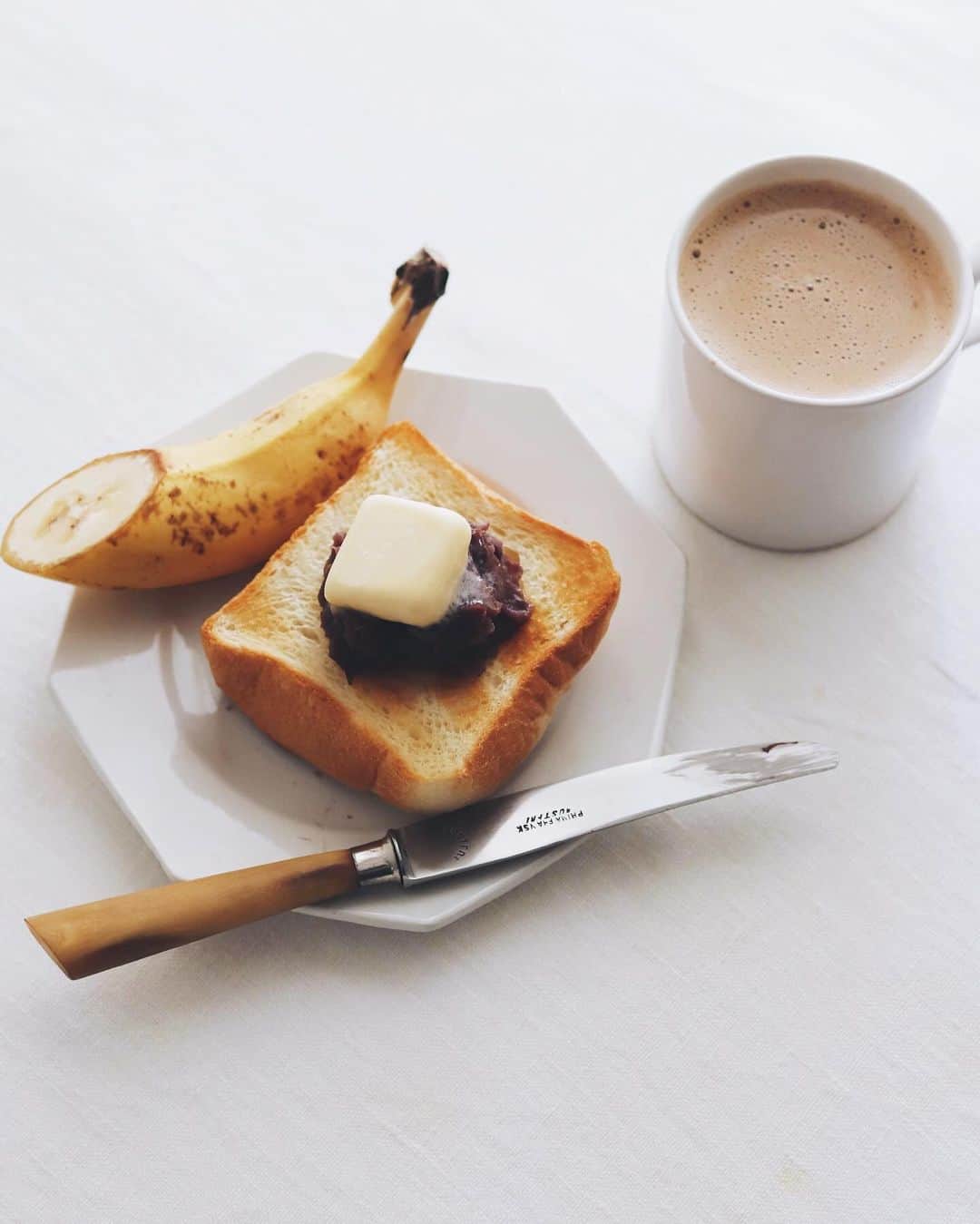 樋口正樹のインスタグラム：「anko butter toast  昨日炊いたあんこを使って 今朝はあんバタートースト、 バナナの半分とカフェオレ。  今回のあん、砂糖の半量を 松本の山屋御飴所の水飴を 使ってみたら、丸く優しく とてもいい感じになったよ😋  . #あんバタートースト #あんバター #あんこ好き #バナナ #カフェオレ #ankobuttertoast」