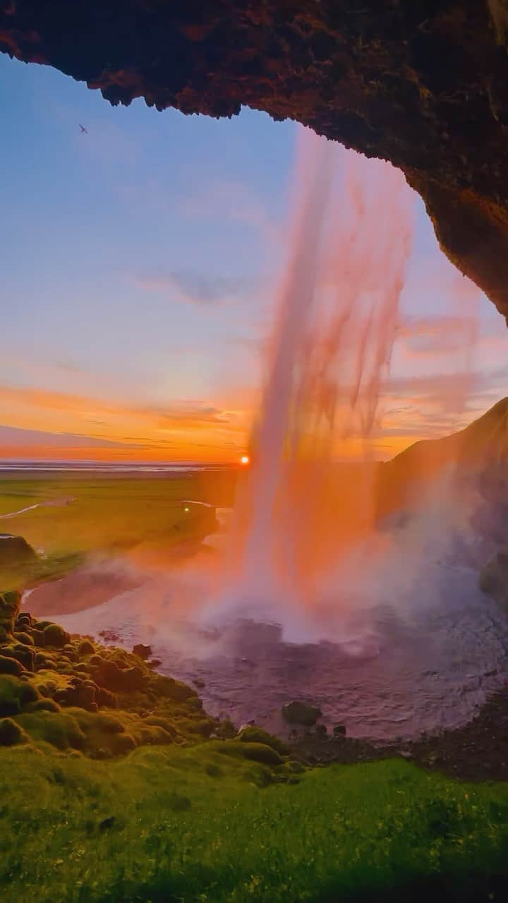 BEAUTIFUL DESTINATIONSのインスタグラム：「Chasing sunsets from behind Seljalandsfoss waterfall, Iceland with @shots.am. 🌅 Immerse yourself in the golden glow of this majestic waterfall at dusk, where you’ll uncover a unique viewpoint of nature’s untouched beauty beyond, revealing a symphony of vibrant hues that make for an unforgettable view. 🇮🇸💦  Are you planning on visiting Iceland soon? 💫   📽 @shots.am 📍 Seljalandsfoss, Iceland 🎶 Indila - Love Story」