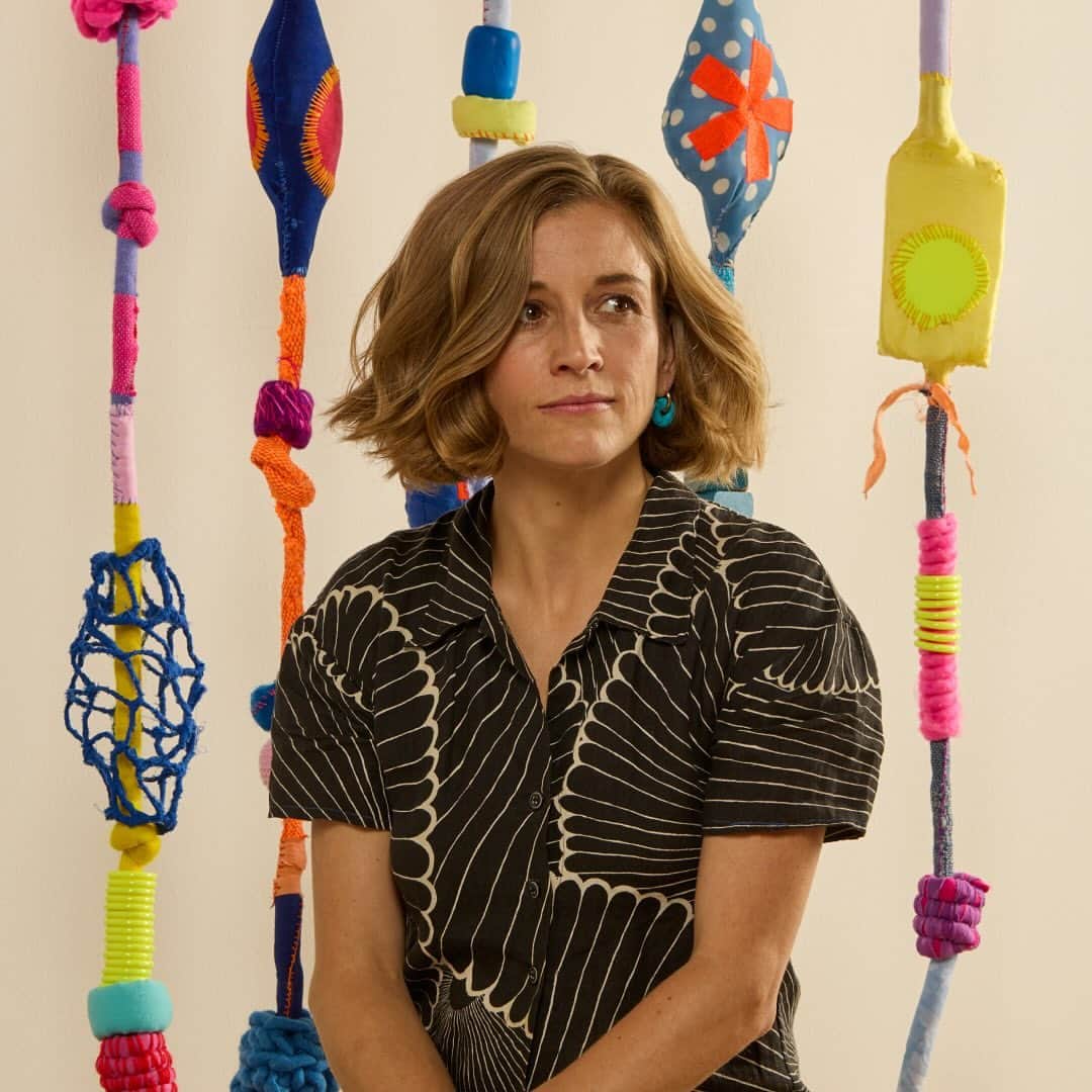 Herman Miller （ハーマンミラー）のインスタグラム：「***CLOSED*** Herman Miller collaborated with textile artist Eleanor Anderson to add a little extra magic to this year's holiday campaign. She and her team created large-format garlands using soft sculpture, embroidery, weaving, coil basketry, and hand-stitching. And, we’re sharing the cheer with a giveaway of these special pieces. For a chance to win one of three garlands, follow both @hermanmiller and @eleanor_anderson_studio, like this post, and tag a friend in the comments. Winners will be contacted next week!   More about the artist: Anderson’s studio is based in Detroit, with her work straddling the intersection of fine art, craft, and design. Often, each project will inform the next, and switch mediums without restraint. She received her MFA in Fiber from Cranbrook Academy of Art. Of her time there, she says, “Cranbrook gave me the permission to take myself seriously as an artist and a designer, drawing inspiration from so many heavy-hitters that went before me, like Ray Eames and Olga de Amaral.”   NO PURCHASE NECESSARY. Starts 12/1/2023 and ends 12/10/2023. See Official Rules at the link in our bio. Open to legal resident of U.S. or D.C. who are 18+. Void where prohibited.」