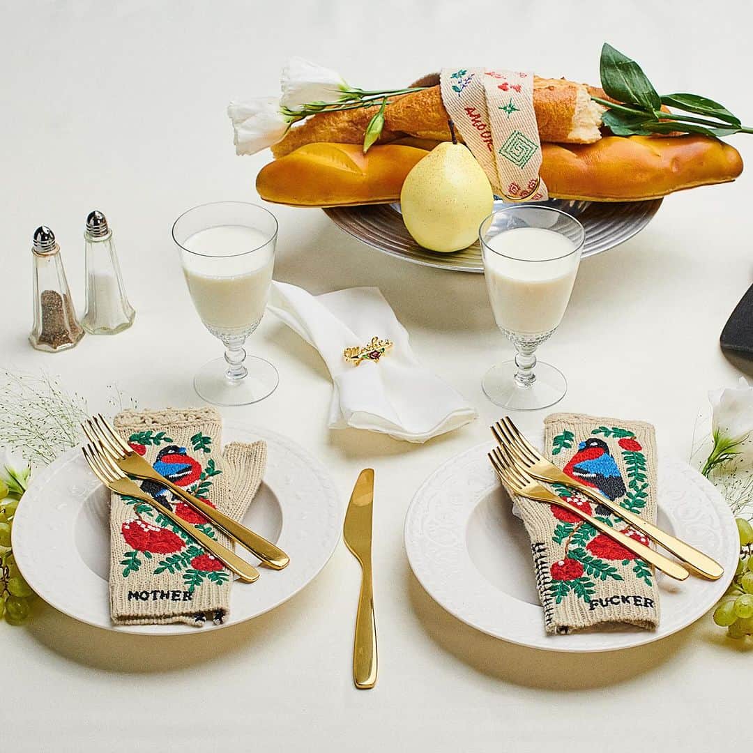 motherdenimのインスタグラム：「Want Seconds? MOTHER’s set the table with our second holiday gift guide drop and more good stuff. 🍽️ 🎁」