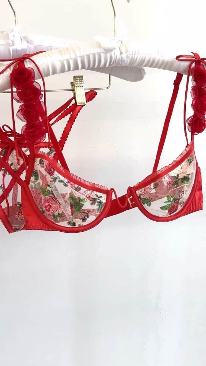 For Love & Lemonsのインスタグラム：「“The gorgeous rose embroidery with delicate organza rose trimming is so stunning. The 3-piece set is the perfect holiday gift.” - Gillian Rose Kern, FL&L Co-Founder on The Anika Collection #forloveandlemons」