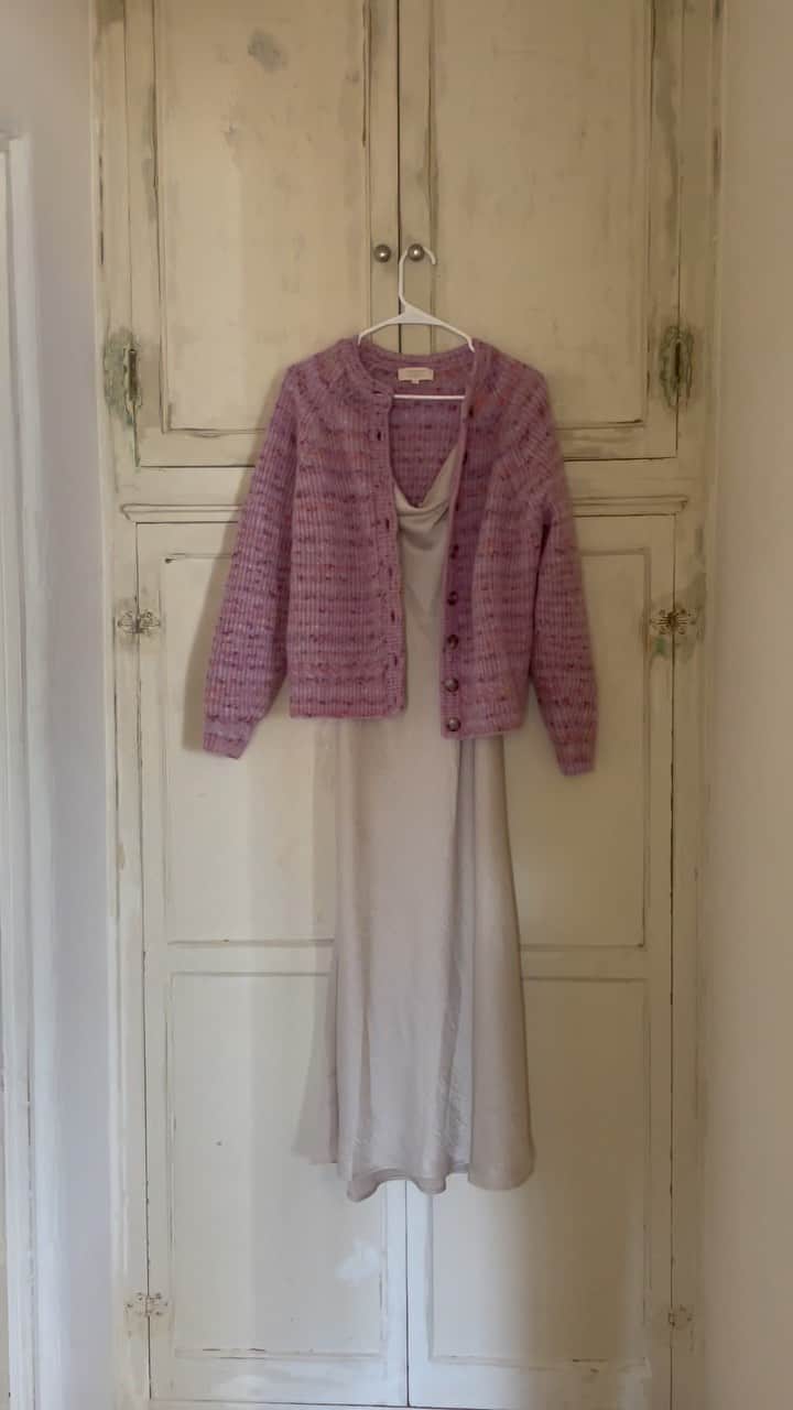 ダニエル・パナベイカーのインスタグラム：「Knits and silk, a love story.」