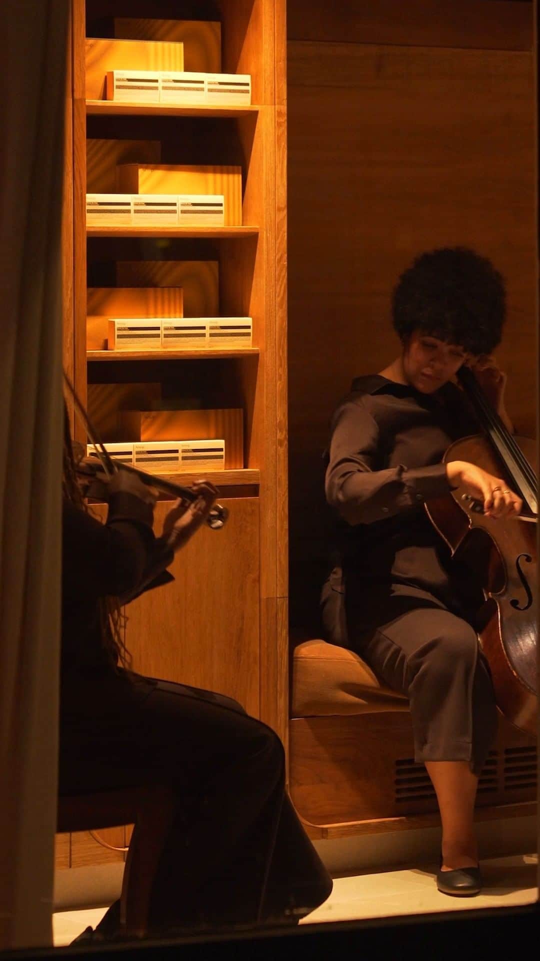 イソップのインスタグラム：「Uplifting orchestrations.   The Chineke! Foundation brought inspiriting sounds to Aesop Marylebone recently as part of a series of performances in our London stores, inspired by our new music-themed collection of Gift Kits. The foundation nurtures opportunities for Black and ethnically diverse classical musicians. Follow the link in our bio for details of upcoming recitals.」