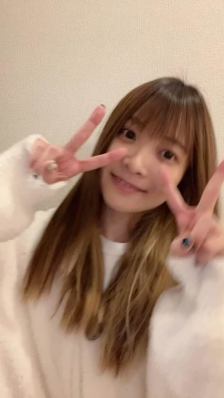 May’nのインスタグラム：「深夜に前髪切りがち💇‍♀️ おやすみ at 3am🕒  #selfcut #bangs #midnight #oyasumi」