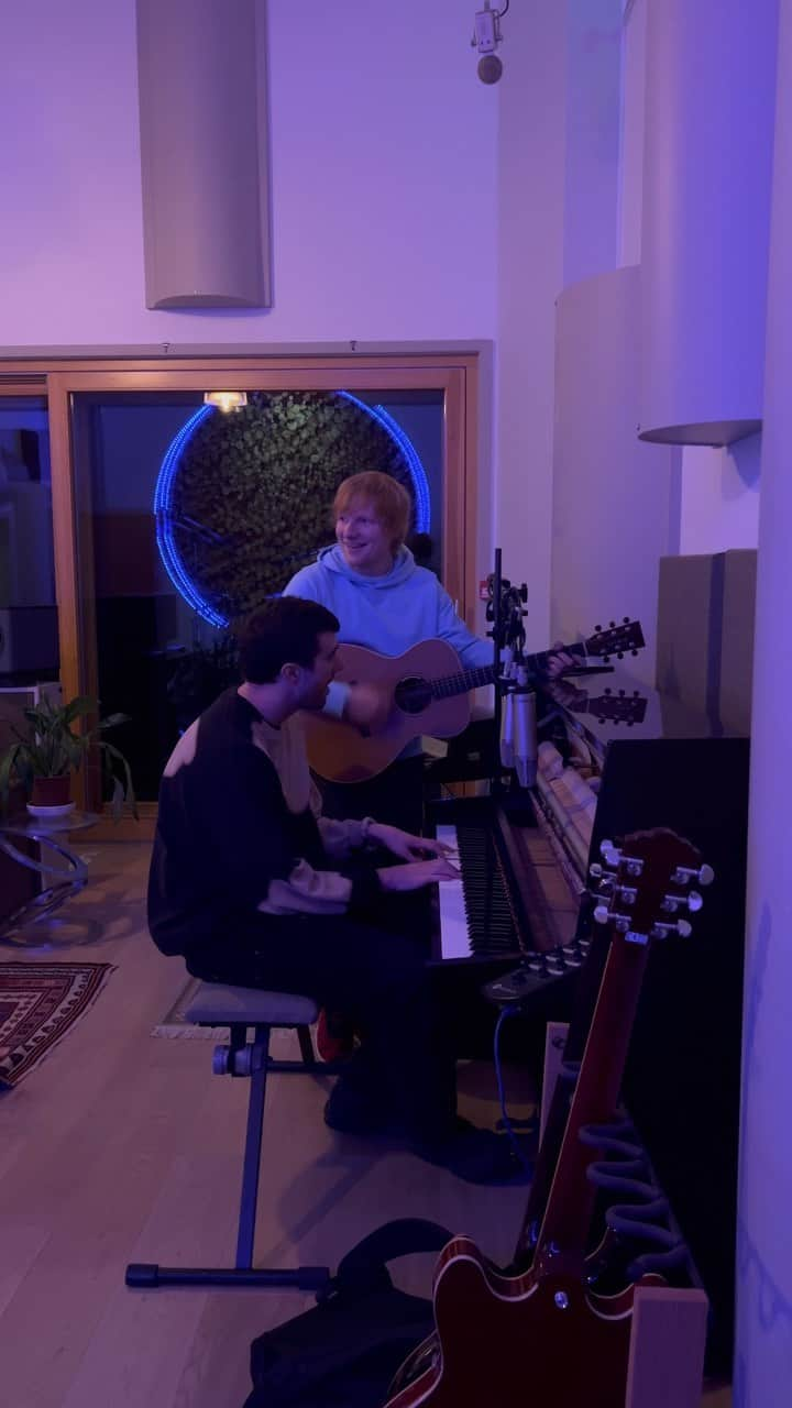 エド・シーランのインスタグラム：「December 1st. Which means it’s officially time to unthaw Merry Christmas with man like Elton. Here’s me and @fredagainagainagainagainagain jamming it yesterday @eltonjohn. Have a good December people x」