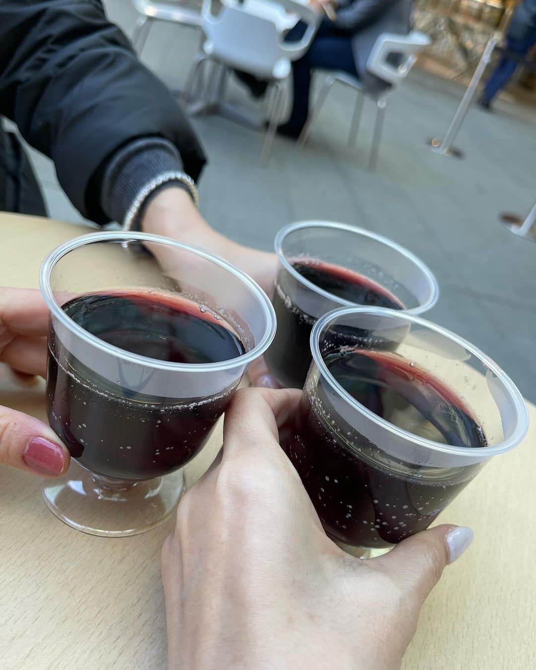 MAMIさんのインスタグラム写真 - (MAMIInstagram)「最も苦手とするジャンル 「朝活」に挑戦♥	 #朝帰りは得意 #午前様も得意  10年来のママ友と。 会員制の話題のカフェを 覗きにモーニング遠足へ👀  @hollandvillage_privatecafe   オーガニック食材で きよしこの朝🔔🎄  サラダ、デザート、 メインのフォーまで とても美味しくて @kuromi774  ありがとう😊  からの。 満ぷくなお腹さすさす しながら六本木ヒルズへ お散歩。  1番華やかな季節で気持ちいい  グリューワインで乾杯して すでに限界おねむ。  朝活からのお散歩で 解散が昼。 夕方までグースカお昼寝した 癒しの1日。  朝活もたまには良いかも♥	  #OFFDay#麻布十番#朝活#朝弱いです#オーガニックカフェ#会員制カフェ#ゆで卵バーキン事件#クリスマスマーケット #六本木ヒルズ #朝の二度寝#昼寝#どっちも気持ちいいな#のび太くん」12月2日 3時18分 - mami_rcj