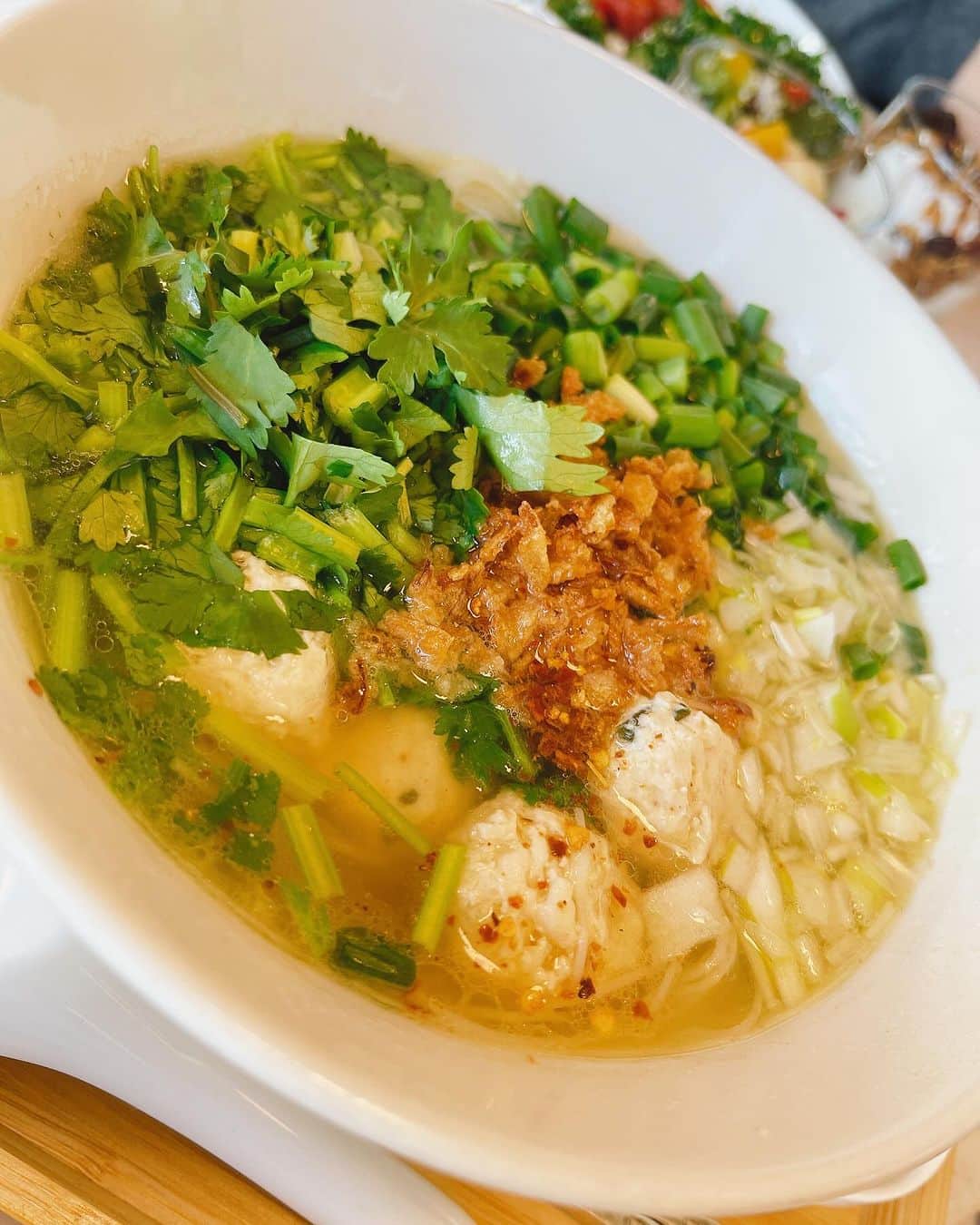 MAMIさんのインスタグラム写真 - (MAMIInstagram)「最も苦手とするジャンル 「朝活」に挑戦♥	 #朝帰りは得意 #午前様も得意  10年来のママ友と。 会員制の話題のカフェを 覗きにモーニング遠足へ👀  @hollandvillage_privatecafe   オーガニック食材で きよしこの朝🔔🎄  サラダ、デザート、 メインのフォーまで とても美味しくて @kuromi774  ありがとう😊  からの。 満ぷくなお腹さすさす しながら六本木ヒルズへ お散歩。  1番華やかな季節で気持ちいい  グリューワインで乾杯して すでに限界おねむ。  朝活からのお散歩で 解散が昼。 夕方までグースカお昼寝した 癒しの1日。  朝活もたまには良いかも♥	  #OFFDay#麻布十番#朝活#朝弱いです#オーガニックカフェ#会員制カフェ#ゆで卵バーキン事件#クリスマスマーケット #六本木ヒルズ #朝の二度寝#昼寝#どっちも気持ちいいな#のび太くん」12月2日 3時18分 - mami_rcj