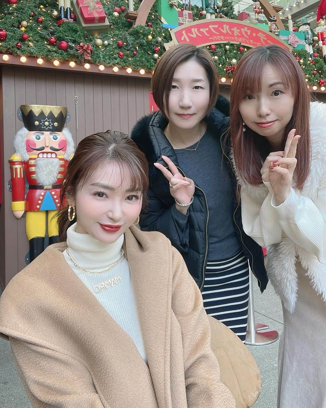 MAMIさんのインスタグラム写真 - (MAMIInstagram)「最も苦手とするジャンル 「朝活」に挑戦♥	 #朝帰りは得意 #午前様も得意  10年来のママ友と。 会員制の話題のカフェを 覗きにモーニング遠足へ👀  @hollandvillage_privatecafe   オーガニック食材で きよしこの朝🔔🎄  サラダ、デザート、 メインのフォーまで とても美味しくて @kuromi774  ありがとう😊  からの。 満ぷくなお腹さすさす しながら六本木ヒルズへ お散歩。  1番華やかな季節で気持ちいい  グリューワインで乾杯して すでに限界おねむ。  朝活からのお散歩で 解散が昼。 夕方までグースカお昼寝した 癒しの1日。  朝活もたまには良いかも♥	  #OFFDay#麻布十番#朝活#朝弱いです#オーガニックカフェ#会員制カフェ#ゆで卵バーキン事件#クリスマスマーケット #六本木ヒルズ #朝の二度寝#昼寝#どっちも気持ちいいな#のび太くん」12月2日 3時18分 - mami_rcj