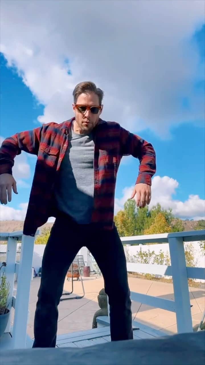Chadd Smithのインスタグラム：「Hi 👋🏼🤖 I’m back 🦾😎 Turn it up for Freestyle Friday 🎵🔊」
