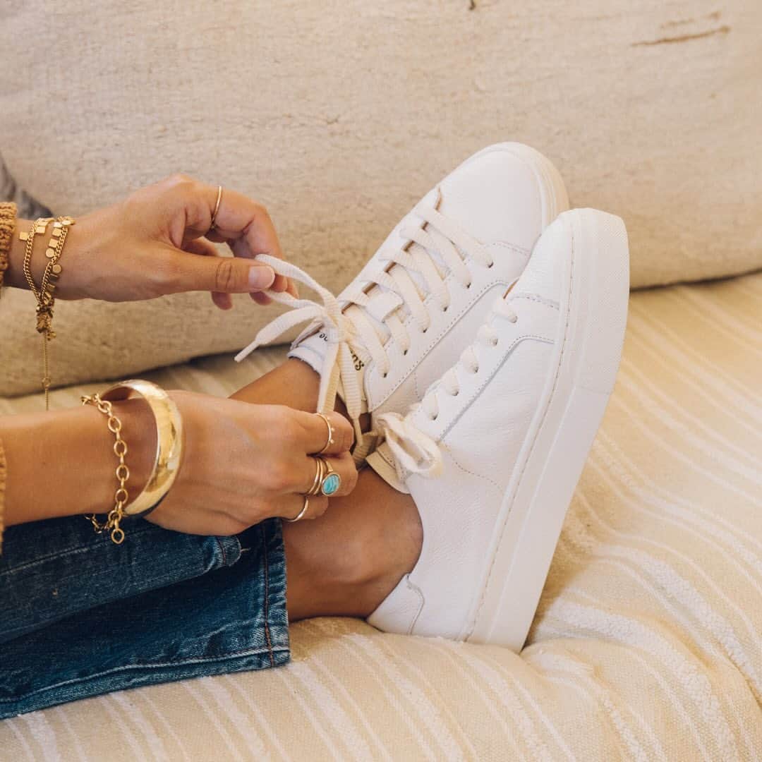 ソルドスのインスタグラム：「Drum roll please…🥁 Introducing our Sneaker Flash Sale!! For two days only, all sneakers are 40% off! Jump on it while you can and slip on the most comfortable sneakers you'll ever wear: made with cloud Ortholite soles and the same natural and breathable materials you've come to love from us 👟💛」
