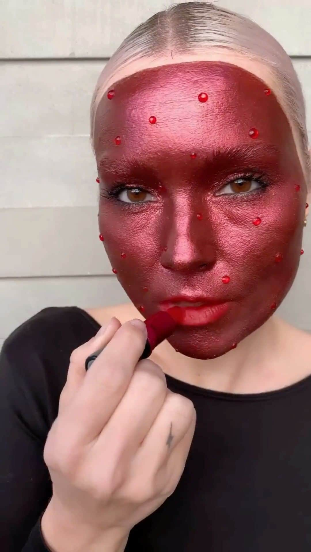 M•A•C Cosmetics Franceのインスタグラム：「JOURNÉE INTERNATIONALE DE LUTTE CONTRE LE SIDA 🫶  1 rouge à lèvres #VivaGlam acheté = 100% du prix de vente reversé à des organisations locales soutenant les femmes et les jeunes filles, la communauté LGBTQIA+ et les personnes vivant avec ou affectées par le VIH/Sida  Depuis 1994, nous sommes très fiers d’avoir pu récolter plus de 500 millions de dollars dans le 🌍 grâce à notre gamme Viva Glam.  Et si on allait encore plus loin ensemble ? 💕   ✨ Produit utilisé : Viva Glam I   📹 Regram  @vltmakeup  #MacVivaGlam #VivaGlamLipstick #MacLovesLips」