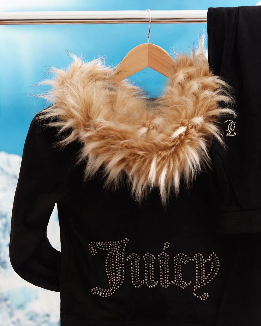 ジューシークチュールさんのインスタグラム写真 - (ジューシークチュールInstagram)「Hood with the fur #JuicyCouture」12月2日 3時35分 - juicycouture