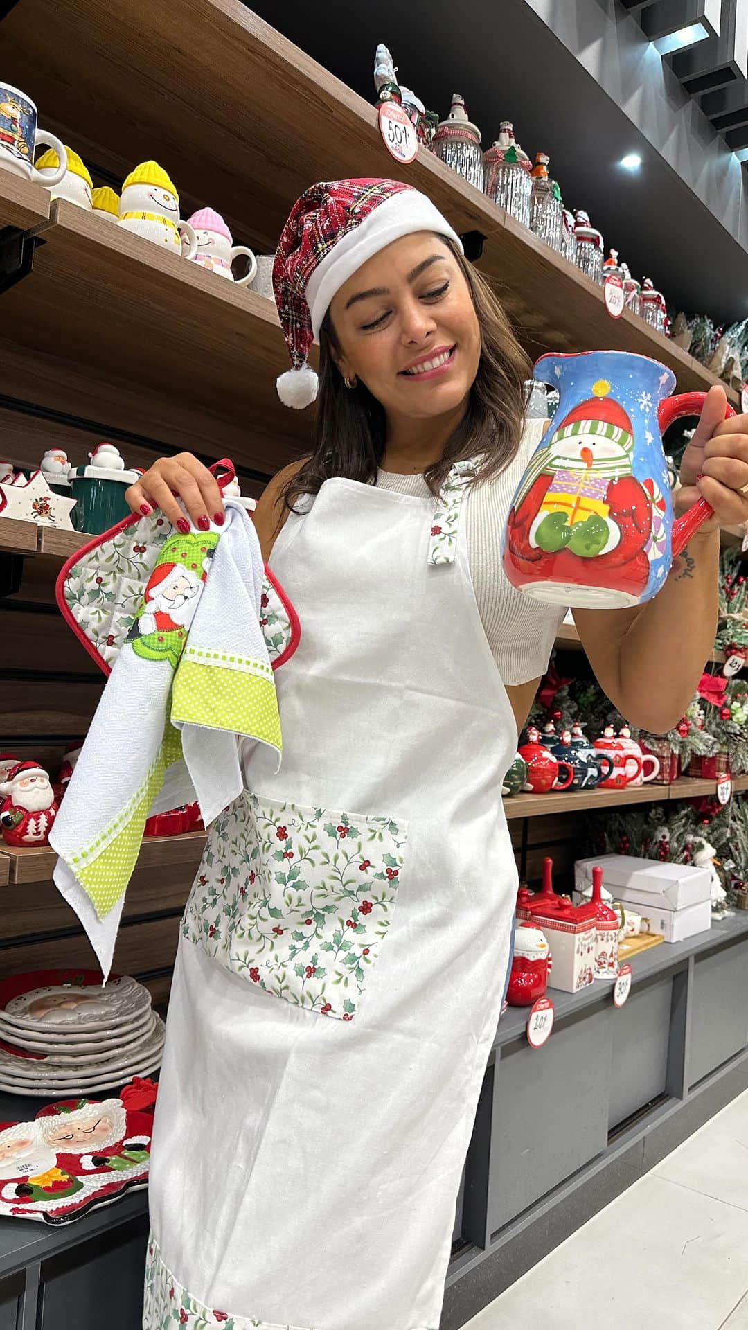 ラリッサ・リケルメのインスタグラム：「Seguimos con el espíritu NAVIDEÑO! Listos para cocinar 🫶🏻    Miren toda las bellezas que he comprado de @casaamericanaasu les gusta ??」