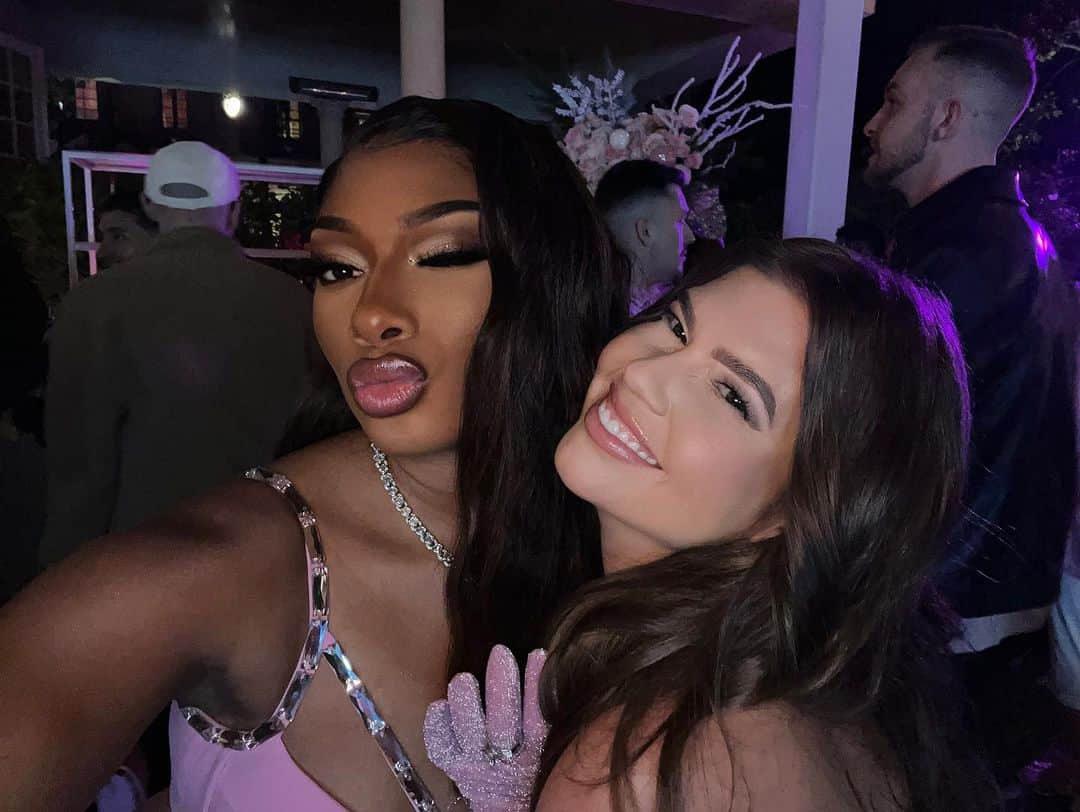 シャネル・ウエスト・コーストのインスタグラム：「Hot girl sh*t! 😜💕💗 @theestallion  Fave 1-2?」