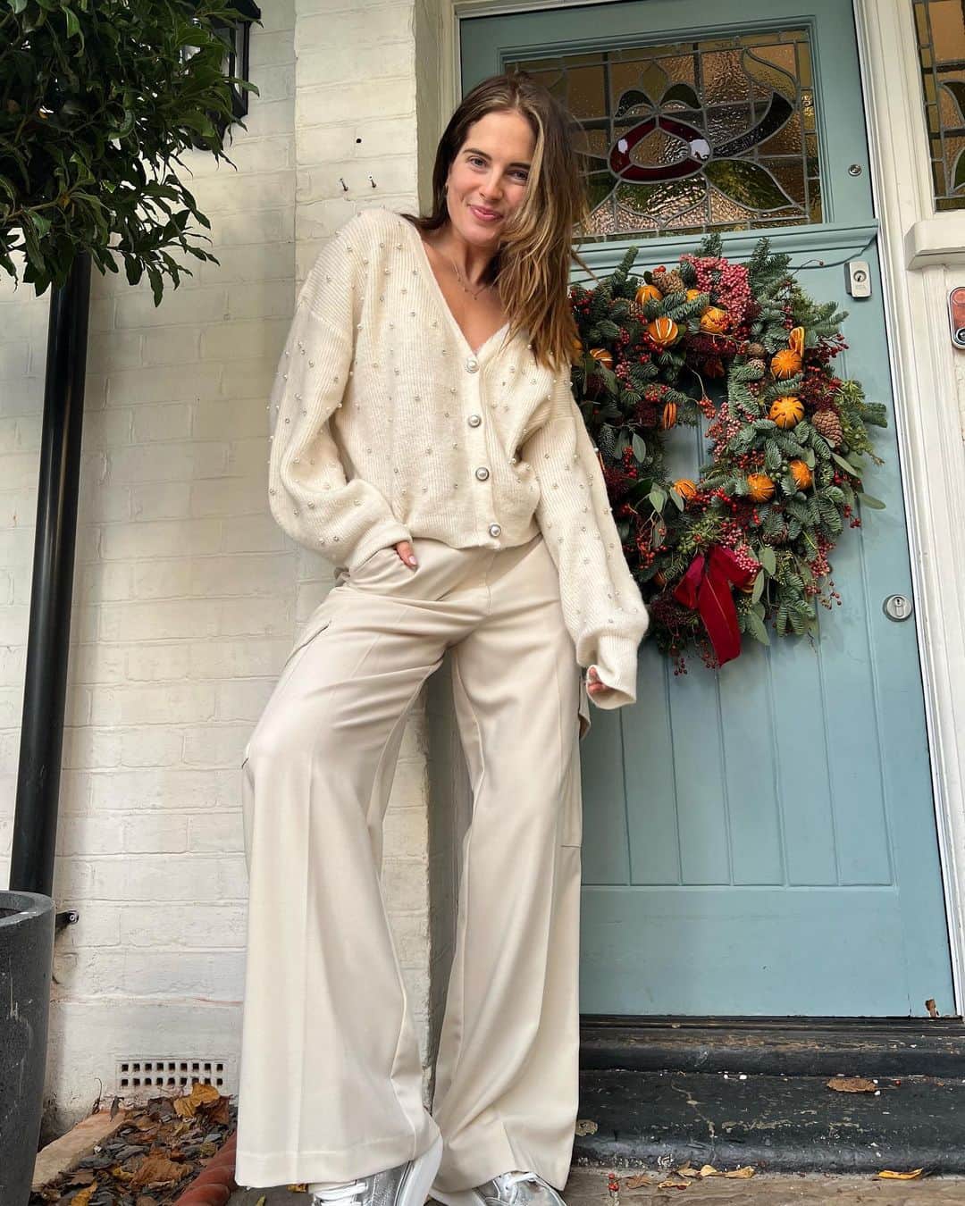 アレクサンドラ・フェルステッドのインスタグラム：「AD So you’ve all been asking recently where my gorgeous pearl cardigan is from and I couldn’t ignore the amount of DM’s I had about it so here it is! ✨  Of course, it’s my favourite @marksandspencer and I’ve paired it with some of their wide-leg trousers and some cool silver trainers, and I have to say, I love this look. It would be perfect for a Christmas Day casual, or a Boxing Day drink with friends look.  What do you plan on wearing on Christmas Day? Are you casual or dressy? 🎄」