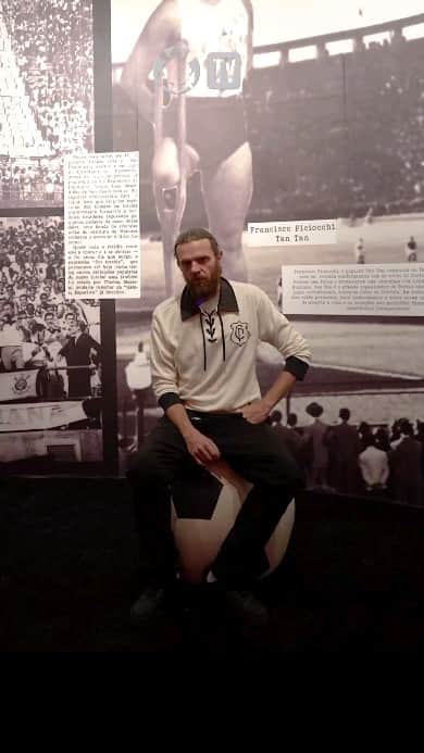 コリンチャンスのインスタグラム：「Era 1️⃣9️⃣3️⃣0️⃣, o Time do Povo e milhares de corinthianos partem de trem até São Januário para enfrentar o Vasco!  O "Corinthians, Minha História" de hoje relembra essa grande decisão, que valeu o título de 'Campeão dos Campeões' ao Timão, usado até hoje no hino do clube! 🖤  @fernando.wanner contou os detalhes dessa grande virada! 🏆   📹 @rasta__capoeira  #VaiCorinthians」
