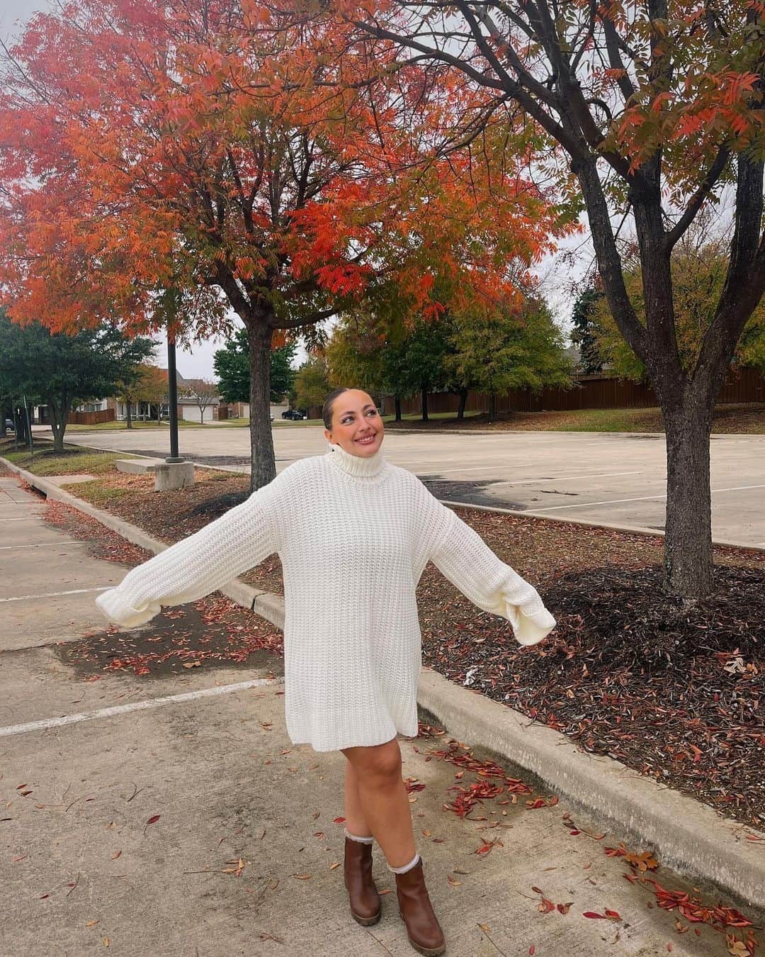 Beginning Boutiqueのインスタグラム：「Fall in a photo 🤍🍂 @autumn.msparks wears our Bonnie White Sweater Dress!」
