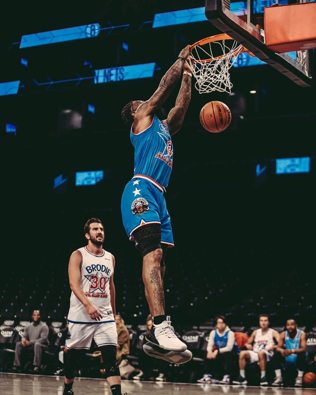 アンドワンさんのインスタグラム写真 - (アンドワンInstagram)「In the paint, creating masterpieces. 🎨🏀 . . . . . . . . . . . #basketball #nba #balleralert #ballup #ballislife #overtime #reels #hoops」12月2日 4時04分 - and1