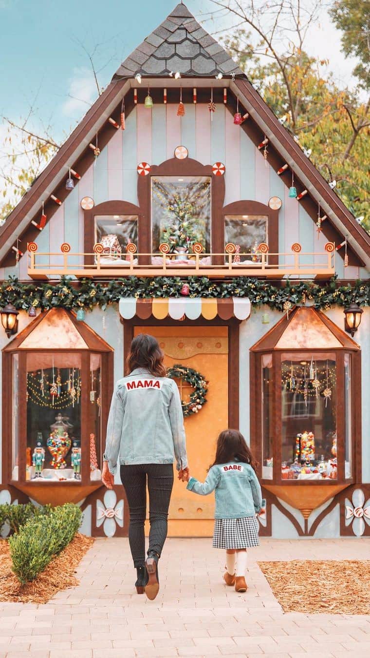 Visit The USAのインスタグラム：「The Dallas Arboretum knows how to get into the holiday spirit! Acclaimed as one of the top botanical gardens in the USA, this Texas oasis goes all out for the holidays.    Here are your must-visit highlights:   📌 Visit the Christmas Village 📌 Explore the 12 Days of Christmas 📌 Check out the Musical Christmas Tree   Hot tip: The village is especially magical at night, but evening hours are only from Monday–Wednesday.   📸: @visit_dallas @crystal_nova   #VisitTheUSA #dallas #visitdallas #Oasis #HolidaySpirit #dallasarboretum」