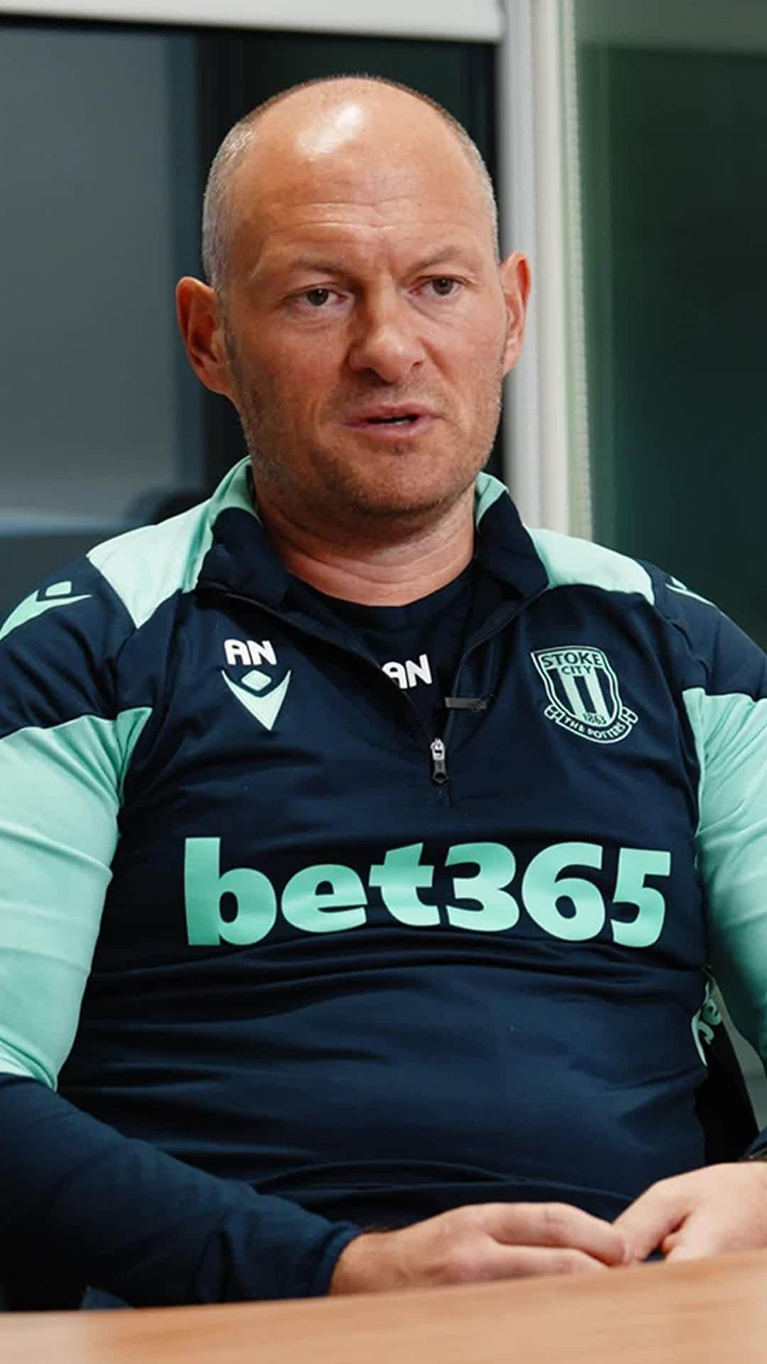 ストーク・シティFCのインスタグラム：「Alex Neil says young midfielder Bae Junho deserves respect for his adaptation to the Championship following his summer arrival from South Korea.  Watch the full interview on YouTube.  #StokeCity #SCFC」