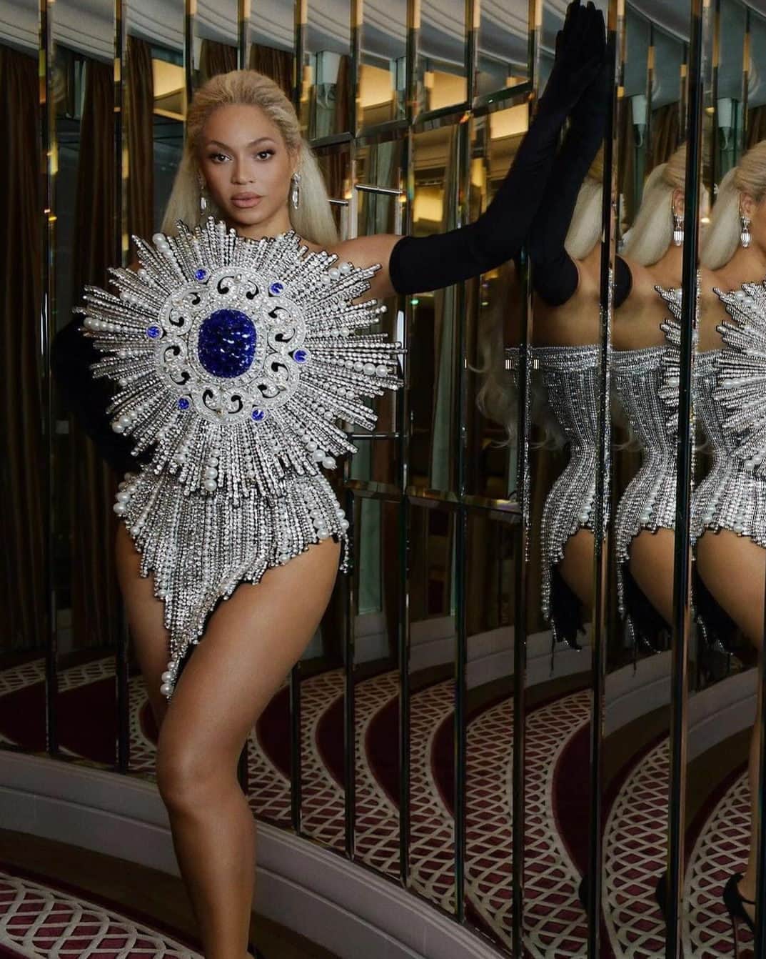 Vogueのインスタグラム：「While @Beyonce was the first person to wear Thom Browne couture for “Renaissance: A Film by Beyoncé”’s London debut last night, for the after party, she stepped out in a look that probably had most thinking, “it should cost a billion to look this good.” The star wore an enormous, jewel-like dress taken straight from @Balmain’s pre-fall 2023 collection. Tap the link in bio to see more.」
