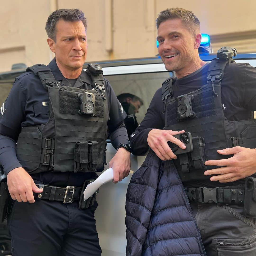 エリック・ウィンターさんのインスタグラム写真 - (エリック・ウィンターInstagram)「The band is back together….And @nathanfillion clearly didn’t like my joke. #therookie let’s roll. 🚓🚑👮🏼‍♂️」12月2日 4時40分 - ebwinter