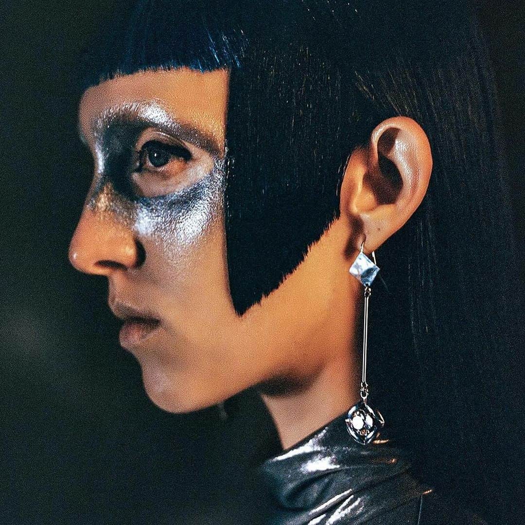 エリクソンビーモンのインスタグラム：「@ericksonbeamon earrings Stills from PORTAL – a fashion film directed & filmed by @the.other.tomford featuring @delilahkoch & styled by @styledbykingsley coming soon for #pusspussdigital   Delilah is wearing @ben_amun , @cplusseries , @bevza , @ericksonbeamon , @lapointe & @luar   First AD: @michaelgeorgecoen Second AD: @mayavalerio Casting: @communa_k Hair:@rebekahcalo Makeup: @mitchyoshidamakeup Gaffer: @robbielak21 Grip: @pav.v.v  Location: @braza_studio & @wfstudiosbk Equipment: @greenwoodcine  #film #fashion #pusspuss #newyork #rooftop #portal」