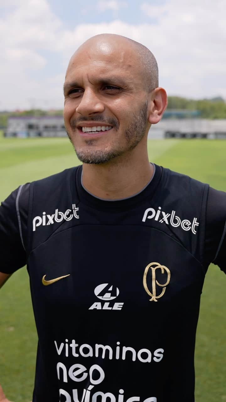 コリンチャンスのインスタグラム：「Boletim do CT com Fábio Santos! 🗣️  A partida de amanhã será o último jogo do nosso camisa 6️⃣ ao lado da Fiel Torcida e o Fábio comentou sobre a expectativa.   Veja completo no Universo SCCP 👉🏽 link nos stories.   📹 @brunogranja_   #ObrigadoFábioSantos #VaiCorinthians」