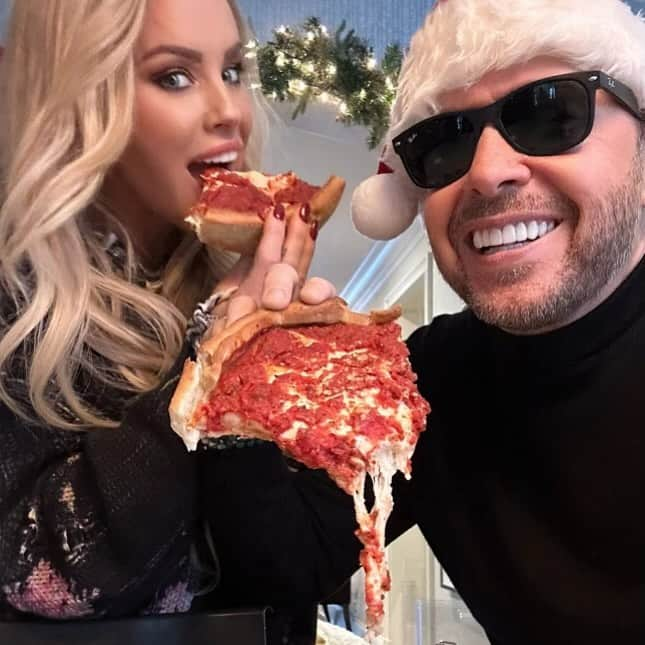 ドニー・ウォルバーグさんのインスタグラム写真 - (ドニー・ウォルバーグInstagram)「It’s that time of year again! Get your pizza on! Give, or go get some, @giordanospizza - or maybe me and @jennymccarthy will send ya one! ❤️🔥🎁🎄🍕#giordanos #giordanospizza #the1 #ad #HappyHolidays」12月2日 4時49分 - donniewahlberg