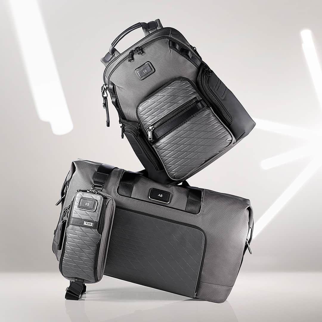 トゥミのインスタグラム：「A gift to spark his next adventure. Whether he travels near or far, give him a gift that can tackle it all with TUMI.  #TUMIAlpha」