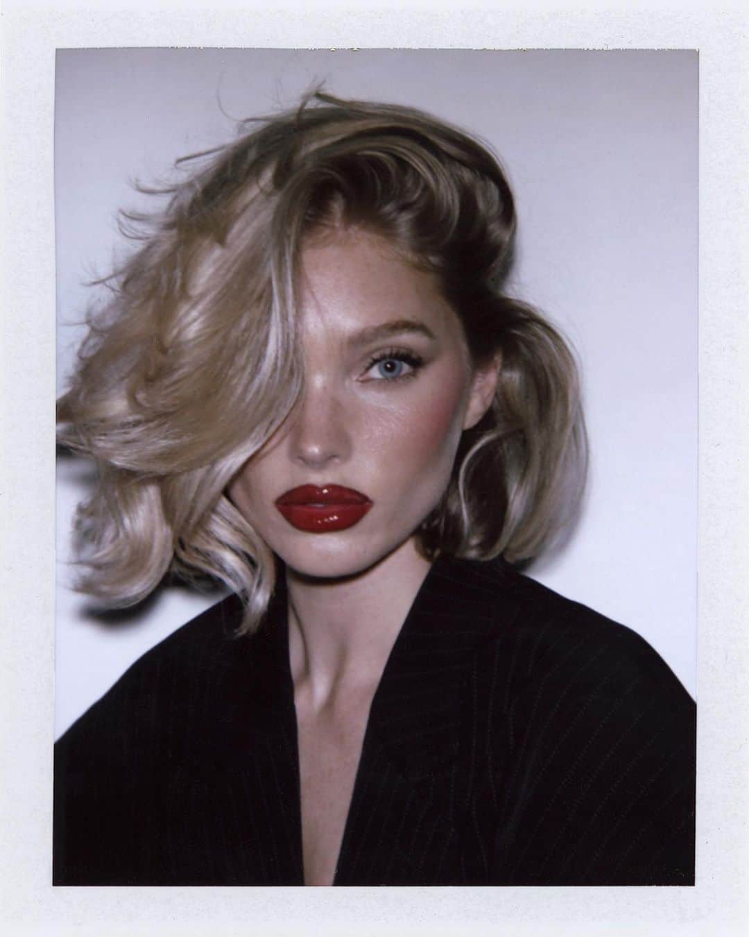 エルザ・ホスクのインスタグラム：「holiday red💄」