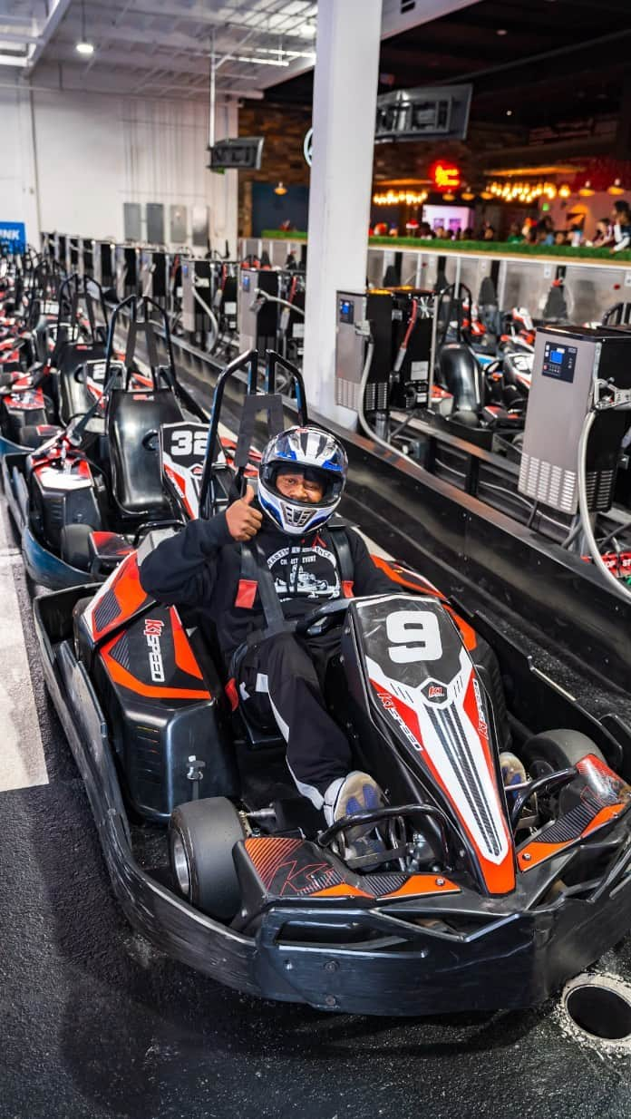 マーティン・ローレンスのインスタグラム：「Guess what? The Martin Lawrence Celebrity Go-Kart Tournament is making a grand comeback! Last year, we kicked things off in style, shining a big, bright spotlight on the youngins who need it most. We gave ‘em a Christmas they’re still buzzin’ about. But hold up, we ain’t just stopping there. This year? Oh, we’re taking it to a whole new level. And hey, to my friends out there – you think you got what it takes? I’m throwin’ down the challenge! Come and show me what you’ve got on the track and make this year’s event not just bigger, but legendary. It’s all about doing it big for a cause that hits right at the heart. Cause y’all already know Marty Mar love tha kids! #blessed #giveback 🎥 @ilevelvisuals」