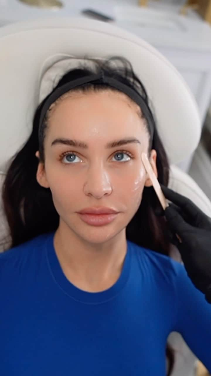 Carli Bybelのインスタグラム：「Come with me for my first #secretduo laser treatment with my fav @drkaga 🥰 if you call before end of year and mention my name she will honor her Black Friday deals! let me know if I should do more videos like this! I love trying new things when it comes to skin! Big fan!!!」