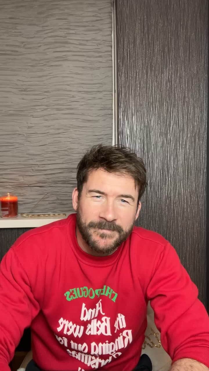 バリー・スローンのインスタグラム：「Barry Sloane Streamily Live Stream Dec 1st 2023」