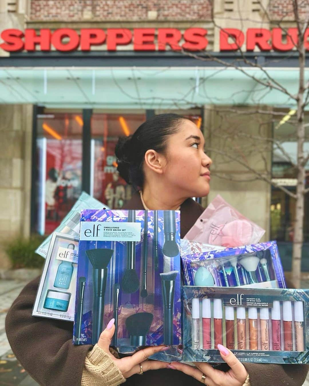 e.l.f.さんのインスタグラム写真 - (e.l.f.Instagram)「Hey Canada! 🇨🇦 Our limited-edition holiday kits are NOW AVAILABLE in-store AND online exclusively at @shoppersbeauty 🥳  Featured:  ❄️ Naughty & Ice Lip Gloss Vault ($40) ❄️ Embellished 9-Piece Brush Set ($20) ❄️ Snow Globe Blend & Brush Gift Set ($15) ❄️ Sponge On, Sponge Off Kit ($18) ❄️ The All Day, Every Day Kit ($20) ❄️ Under The Mistletoe Moisturizing Kit ($16)  SHOP NOW and share the e.l.f. love this holiday season! 😍 Available online & in-stores at @shoppersbeauty! 🙌  #elfcosmetics #elfingamazing #eyeslipsface #crueltyfree #vegan」12月2日 5時03分 - elfcosmetics