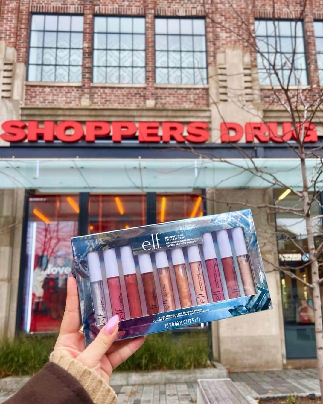 e.l.f.のインスタグラム：「Hey Canada! 🇨🇦 Our limited-edition holiday kits are NOW AVAILABLE in-store AND online exclusively at @shoppersbeauty 🥳  Featured:  ❄️ Naughty & Ice Lip Gloss Vault ($40) ❄️ Embellished 9-Piece Brush Set ($20) ❄️ Snow Globe Blend & Brush Gift Set ($15) ❄️ Sponge On, Sponge Off Kit ($18) ❄️ The All Day, Every Day Kit ($20) ❄️ Under The Mistletoe Moisturizing Kit ($16)  SHOP NOW and share the e.l.f. love this holiday season! 😍 Available online & in-stores at @shoppersbeauty! 🙌  #elfcosmetics #elfingamazing #eyeslipsface #crueltyfree #vegan」
