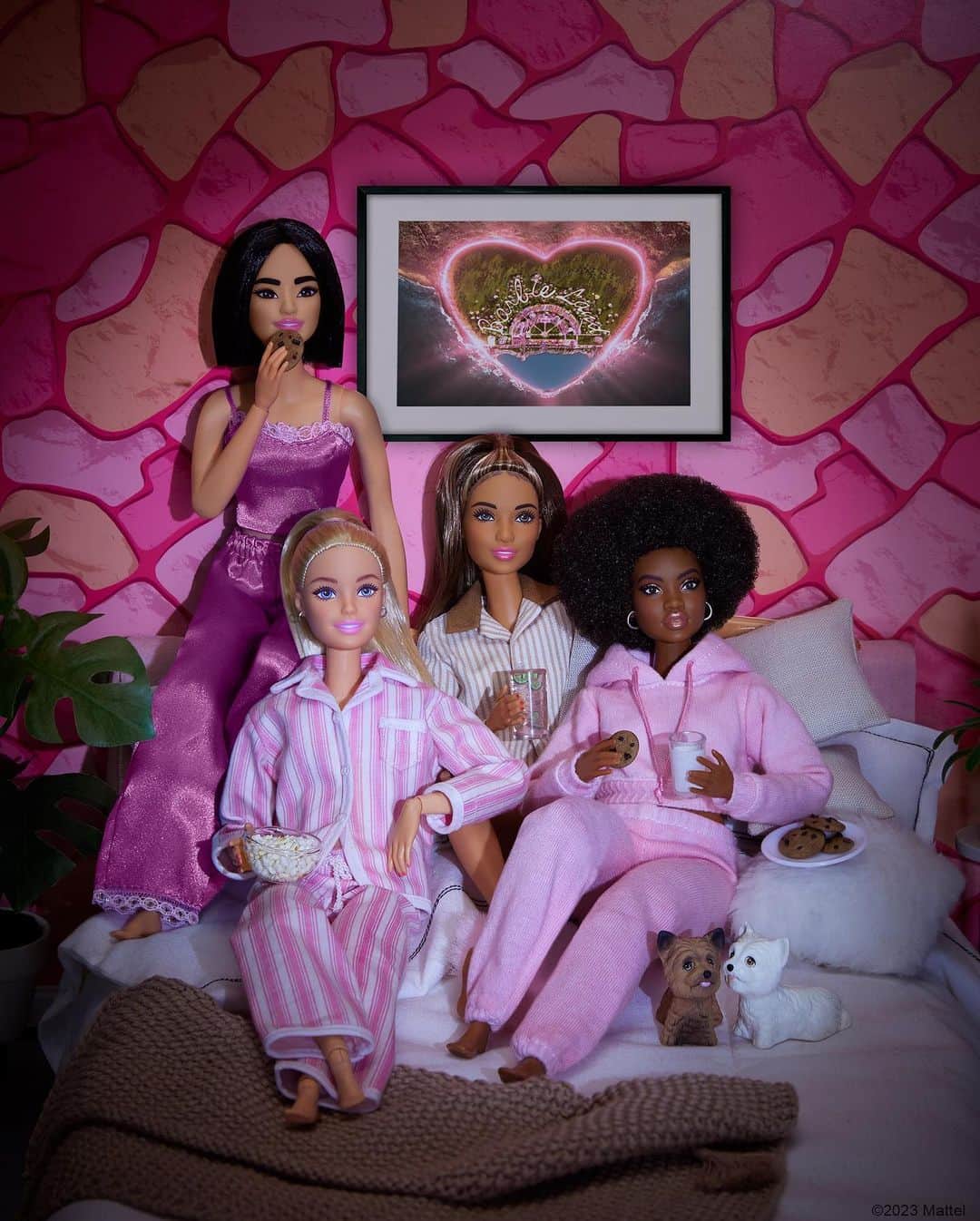 バービーのインスタグラム：「In Barbie Land, every night is girl’s night.💗 Shop the exclusive Barbie The Movie x @moon Electric Toothbrush and the @wallshoppeofficial assortment at the links in bio! #barbie #barbiestyle」