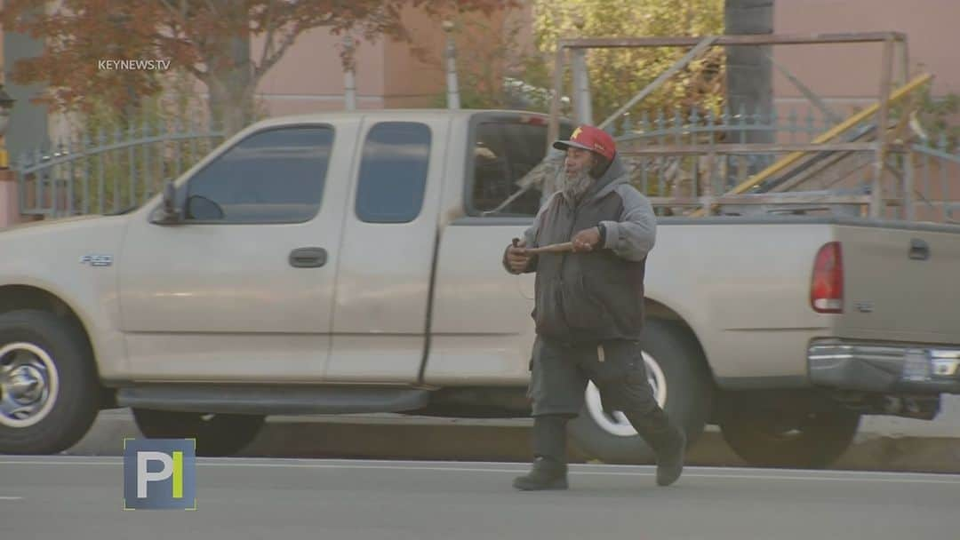 Primer Impactoのインスタグラム：「📌Una cámara capta el momento en que un hombre se acerca a unos policías con un martillo en la mano y los oficiales abren fuego contra él.   📺 Más en #PrimerImpacto a las 5pm/ 4C por @univision」