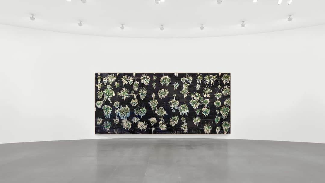 のインスタグラム：「"New Paintings," Cy Gavin's debut solo exhibition in Italy, is now on view at the gallery in Rome.   Highlights of the exhibition include "Untitled (Wall of the Tiber)," a monumental painting of a cyclopean stone wall in Rome. The regularity of the structure’s black blocks is interrupted by the varied forms of flowering plants that sprout from cracks and blossom across its surface. Gavin’s attention shifts outward toward interstellar space in "Untitled (Binary stars)," an interpretation of the cosmic ballet of two stars that are gravitationally bound to one another’s orbits. Follow the link in our bio to learn more.  __________ #CyGavin #Gagosian  Installation views, "Cy Gavin: New Paintings," Gagosian, Rome, November 30, 2023–January 23, 2024. Artwork © Cy Gavin. Photos: Matteo D'Eletto, M3 Studio」